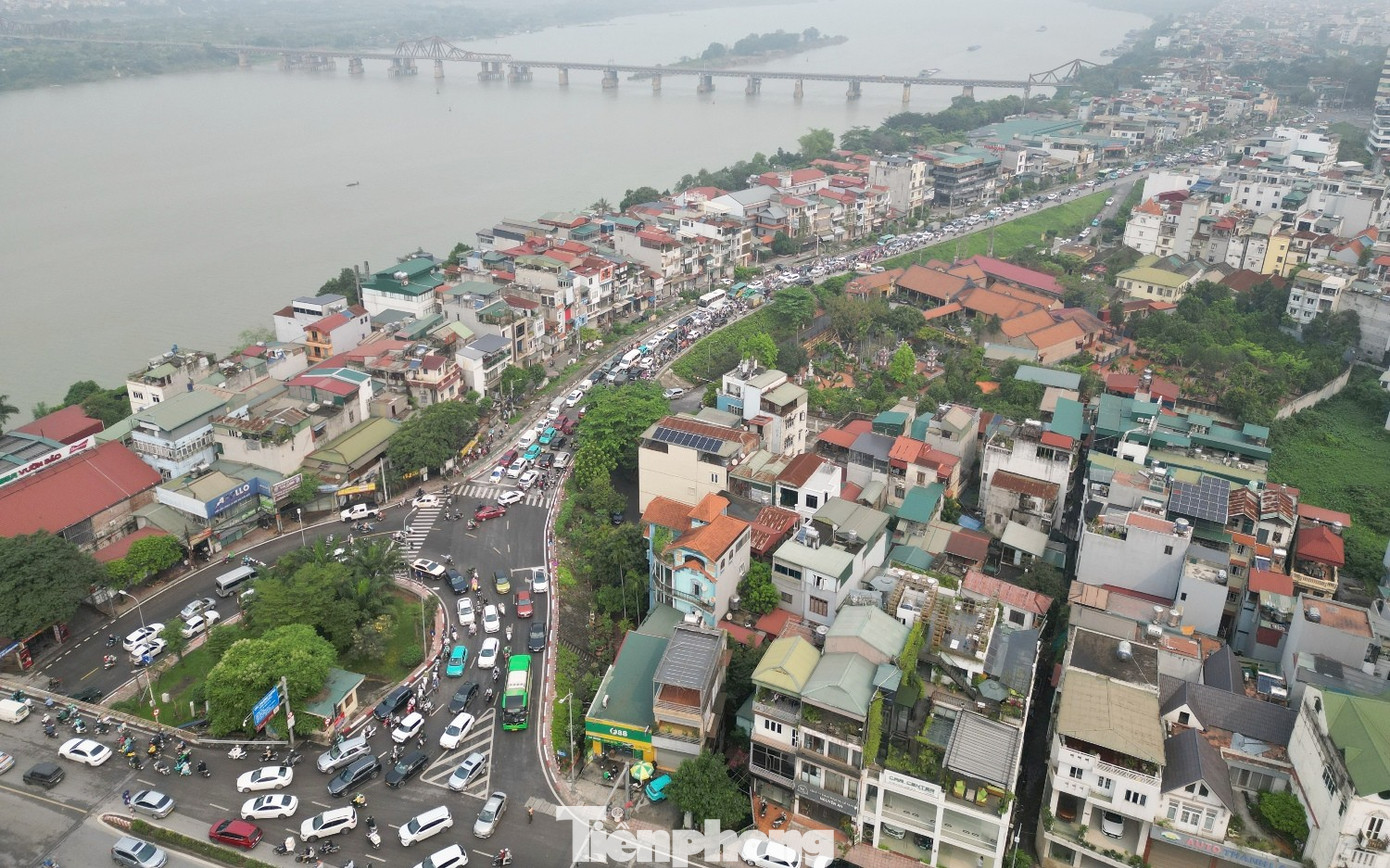 Ùn tắc do cấm cầu Long Biên, cảnh sát phải điều tiết nhiều loại xe qua cầu Vĩnh Tuy - Ảnh 8