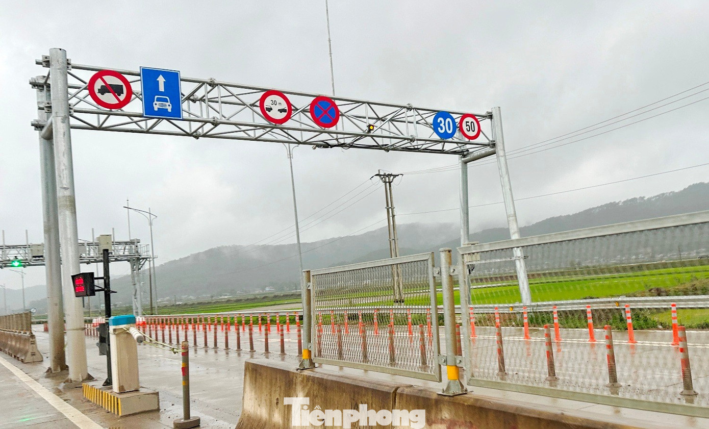 Tận thấy các trạm thu phí tự động hiện đại vừa vận hành trên cao tốc Bắc - Nam - Ảnh 5