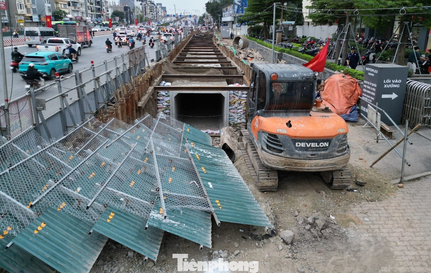 Rào chắn tại nút giao Cổ Linh để phục vụ dự án thi công hầm chui - Ảnh 5