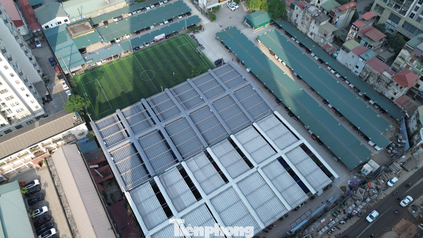 Cận cảnh tổ hợp sân bóng, Pickleball, bãi xe trái phép 'khủng' trên đất dự án ở Hà Nội - Ảnh 1