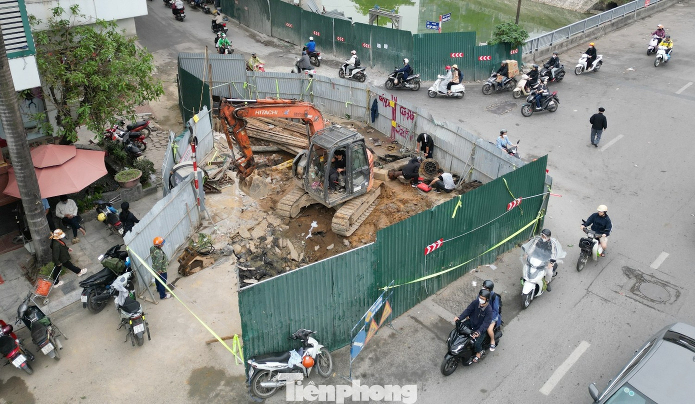 Đường Nguyễn Trãi dựng rào chắn gây ùn tắc - Ảnh 7