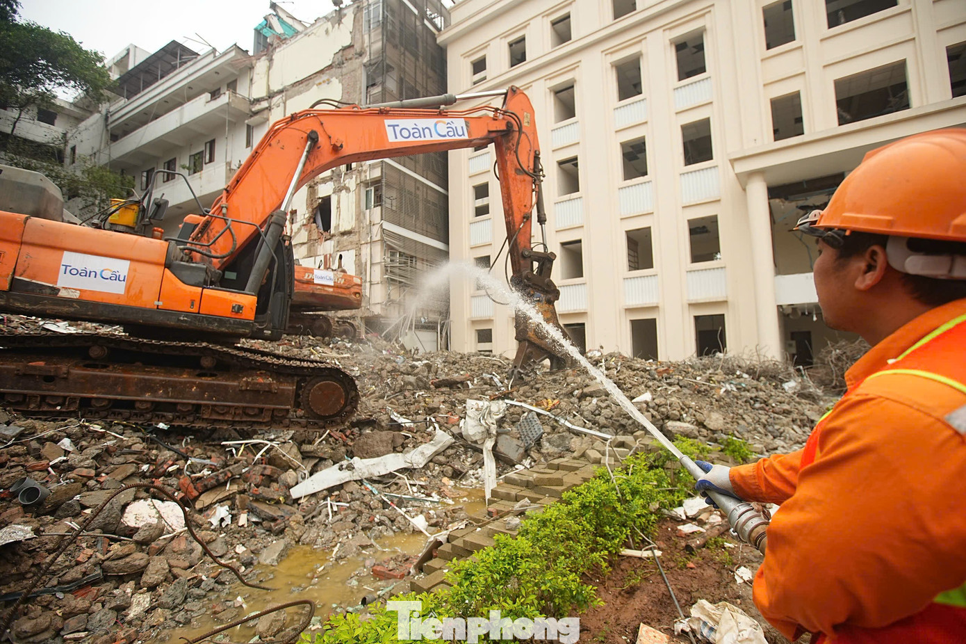 Phá dỡ công trình phía Đông hồ Hoàn Kiếm, liên tục phun nước dập bụi - Ảnh 4