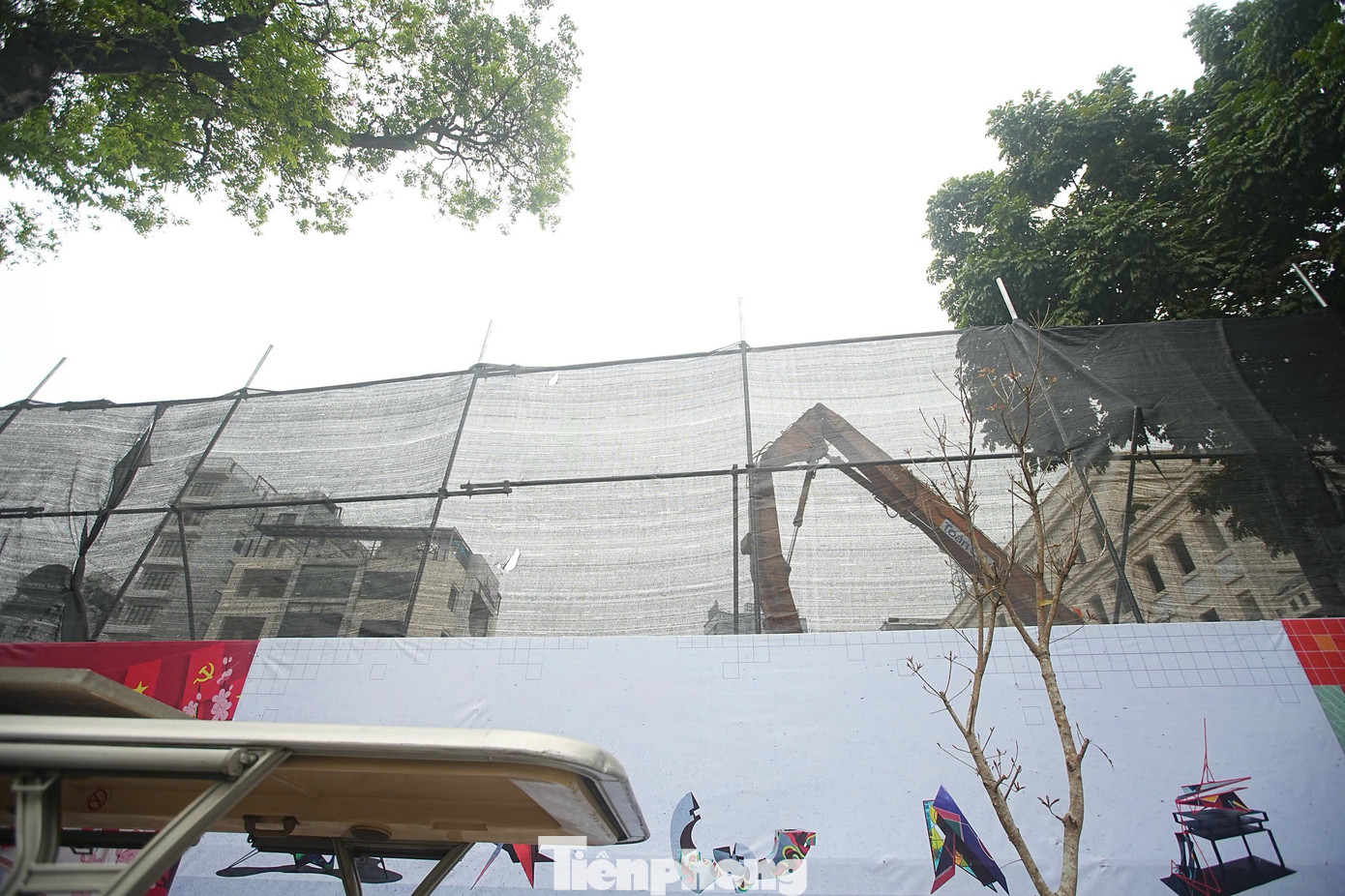 Phá dỡ công trình phía Đông hồ Hoàn Kiếm, liên tục phun nước dập bụi - Ảnh 3