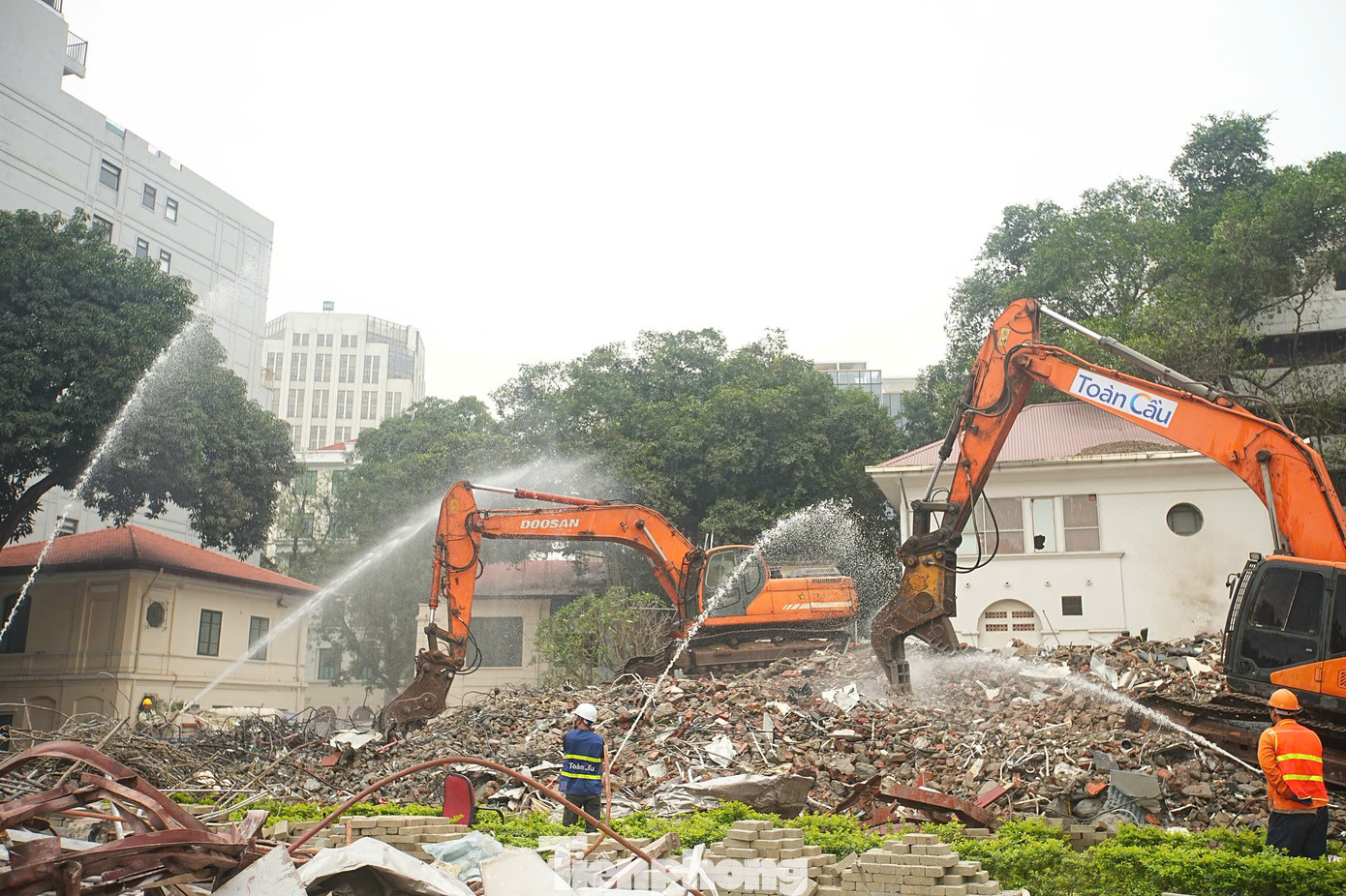 Phá dỡ công trình phía Đông hồ Hoàn Kiếm, liên tục phun nước dập bụi - Ảnh 1