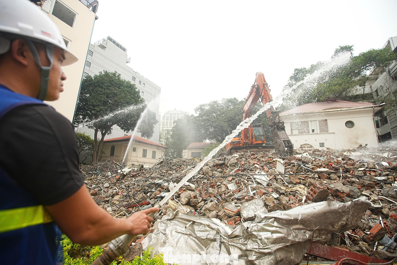 Phá dỡ công trình phía Đông hồ Hoàn Kiếm, liên tục phun nước dập bụi - Ảnh 2