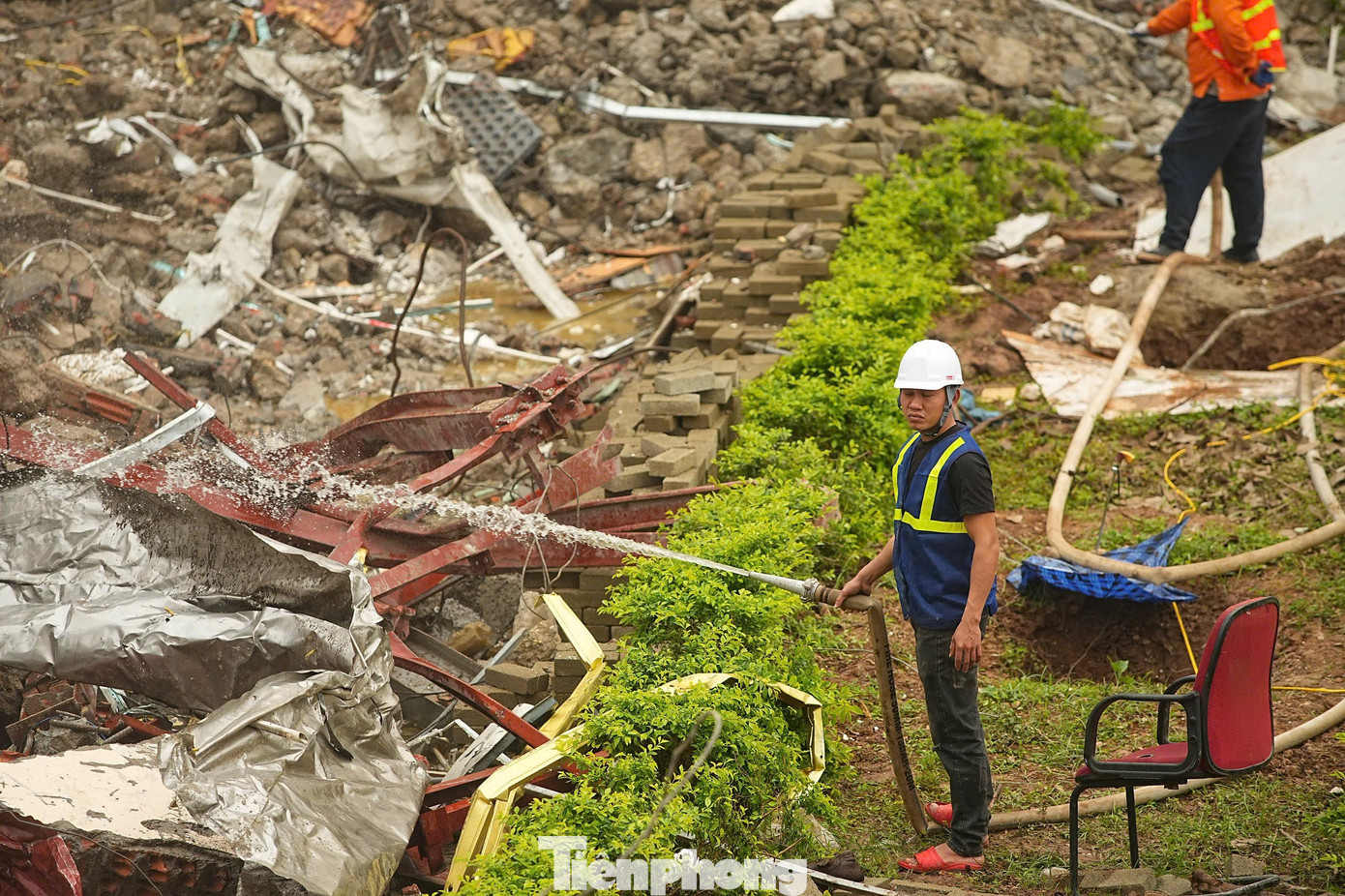 Phá dỡ công trình phía Đông hồ Hoàn Kiếm, liên tục phun nước dập bụi - Ảnh 6