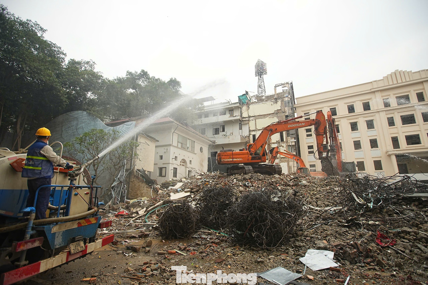 Phá dỡ công trình phía Đông hồ Hoàn Kiếm, liên tục phun nước dập bụi - Ảnh 7