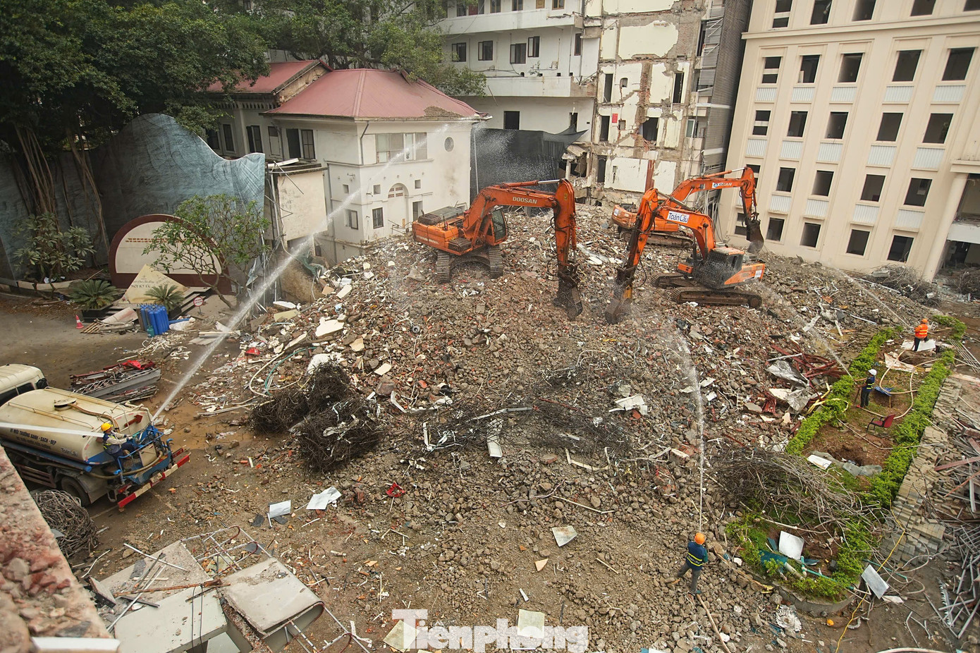 Phá dỡ công trình phía Đông hồ Hoàn Kiếm, liên tục phun nước dập bụi - Ảnh 5