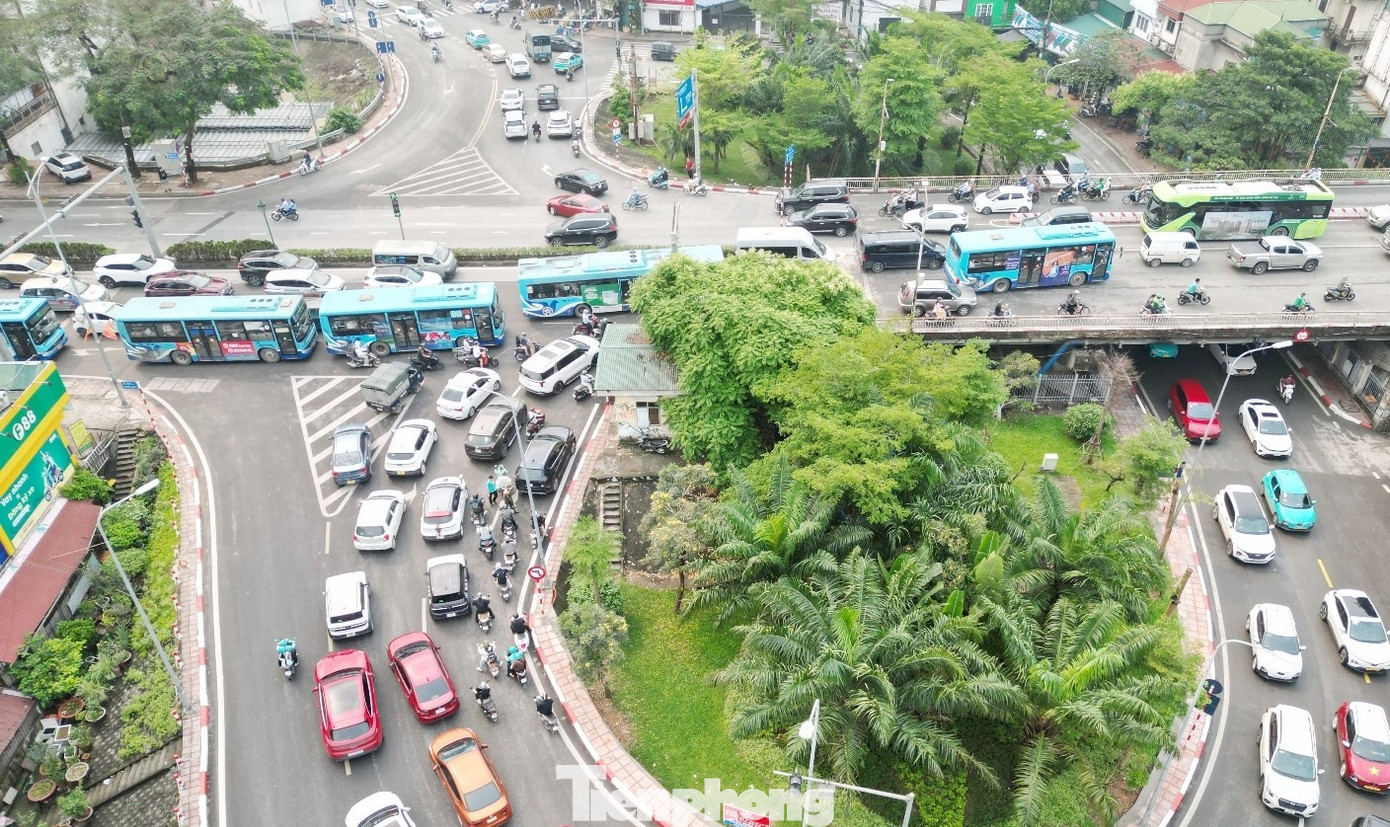 Ùn tắc do cấm cầu Long Biên, cảnh sát phải điều tiết nhiều loại xe qua cầu Vĩnh Tuy - Ảnh 6