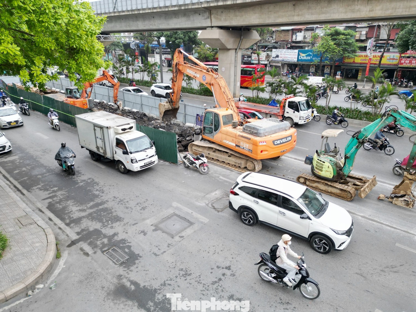 Đường Nguyễn Trãi dựng rào chắn gây ùn tắc - Ảnh 8