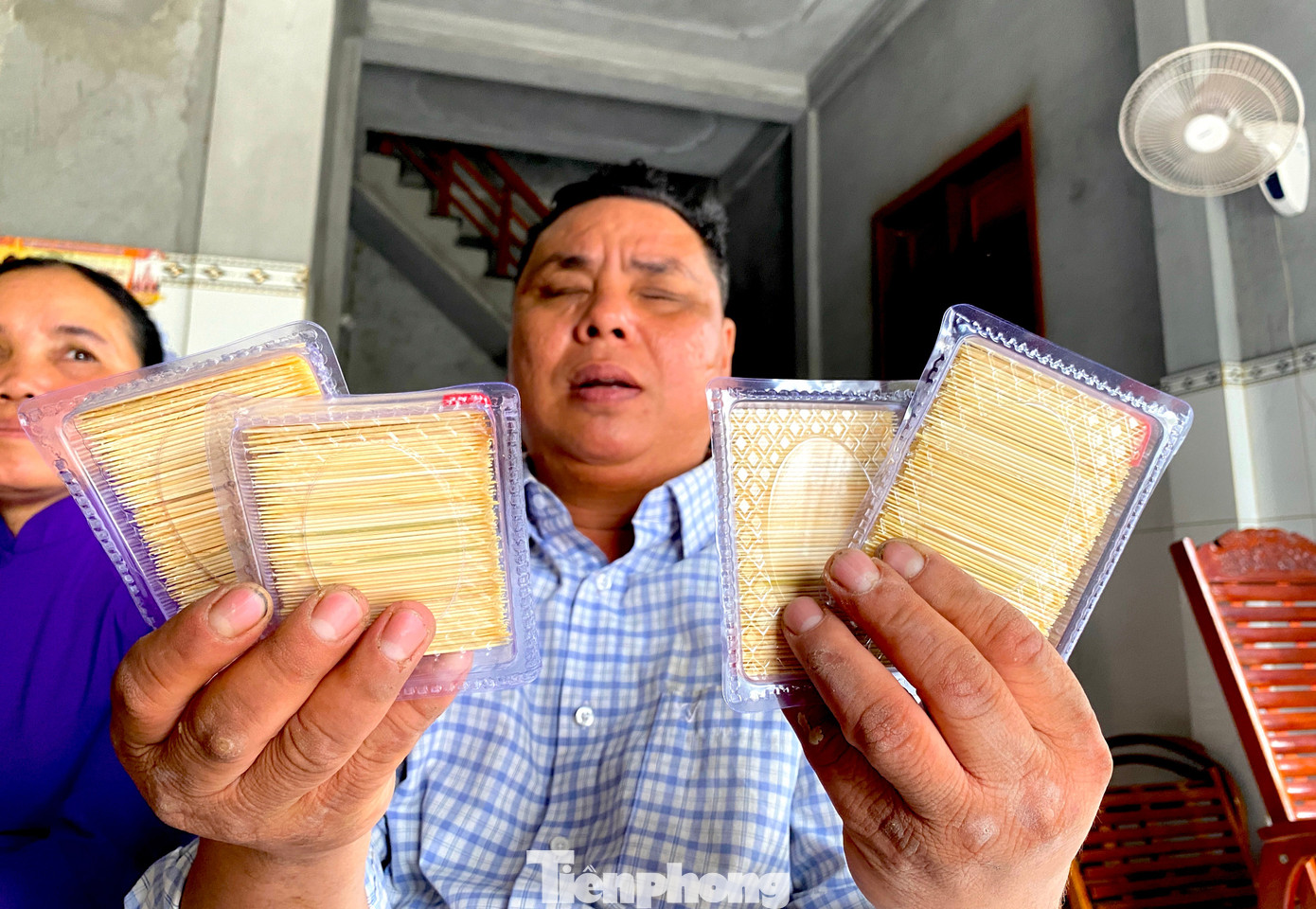 Bất ngờ về người đàn ông mù rong ruổi bán tăm, xây căn nhà 5 tỷ đồng - Ảnh 5