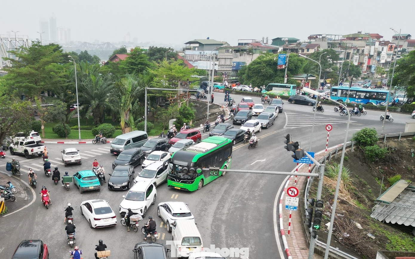 Ùn tắc do cấm cầu Long Biên, cảnh sát phải điều tiết nhiều loại xe qua cầu Vĩnh Tuy - Ảnh 7