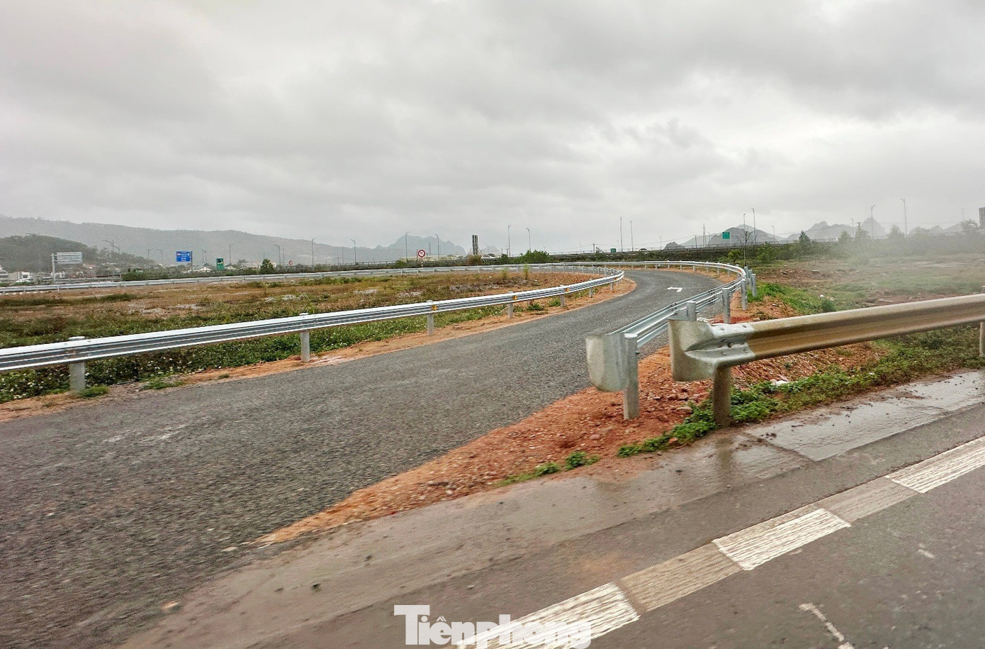 Tận thấy các trạm thu phí tự động hiện đại vừa vận hành trên cao tốc Bắc - Nam - Ảnh 7