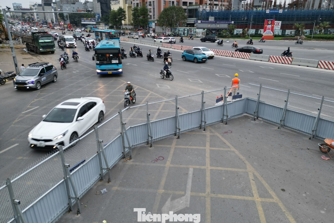 Rào chắn tại nút giao Cổ Linh để phục vụ dự án thi công hầm chui - Ảnh 7
