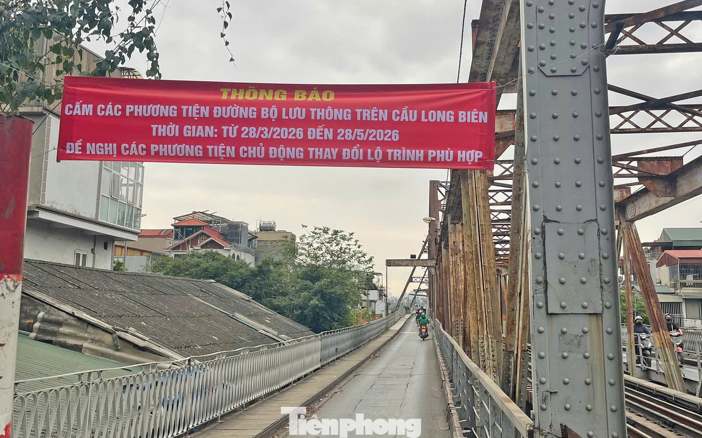 Cấm xe qua cầu Long Biên trong 2 tháng, người dân di chuyển thế nào? - Ảnh 1