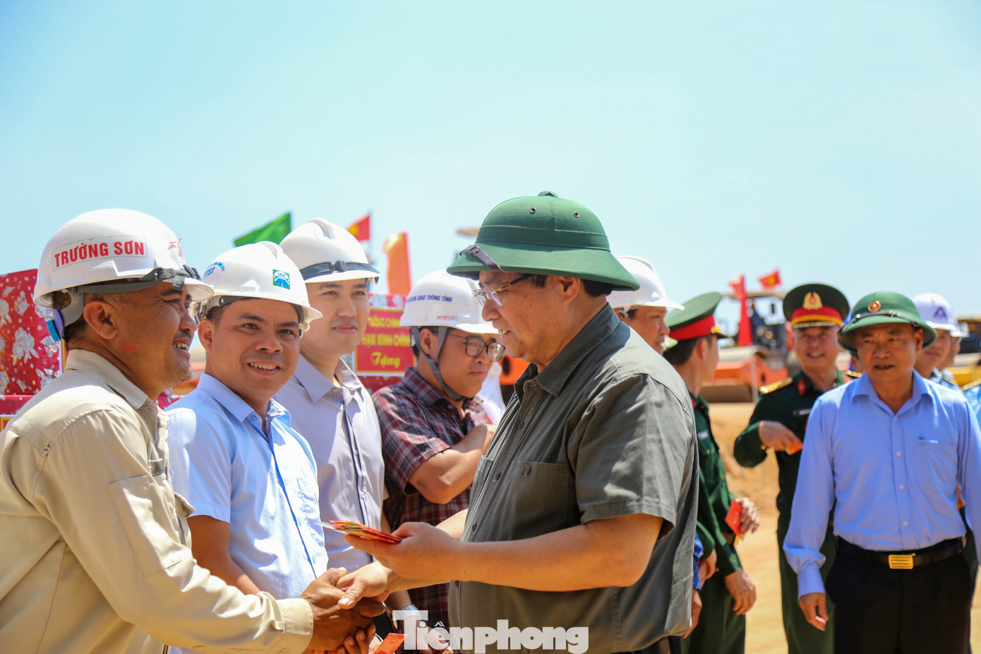 Thủ tướng kiểm tra dự án đường băng sân bay Phù Cát - Ảnh 1