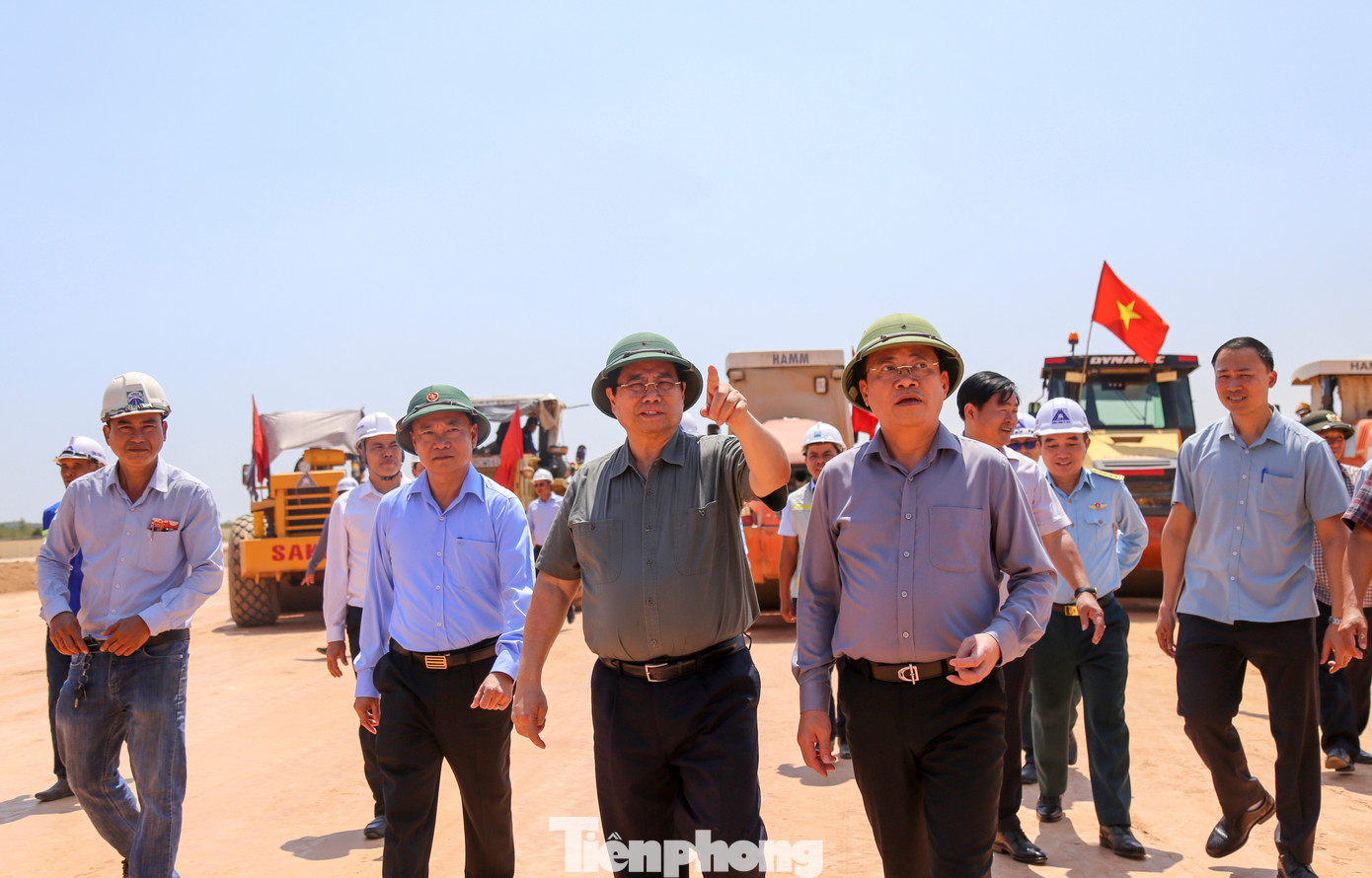 Thủ tướng kiểm tra dự án đường băng sân bay Phù Cát - Ảnh 3