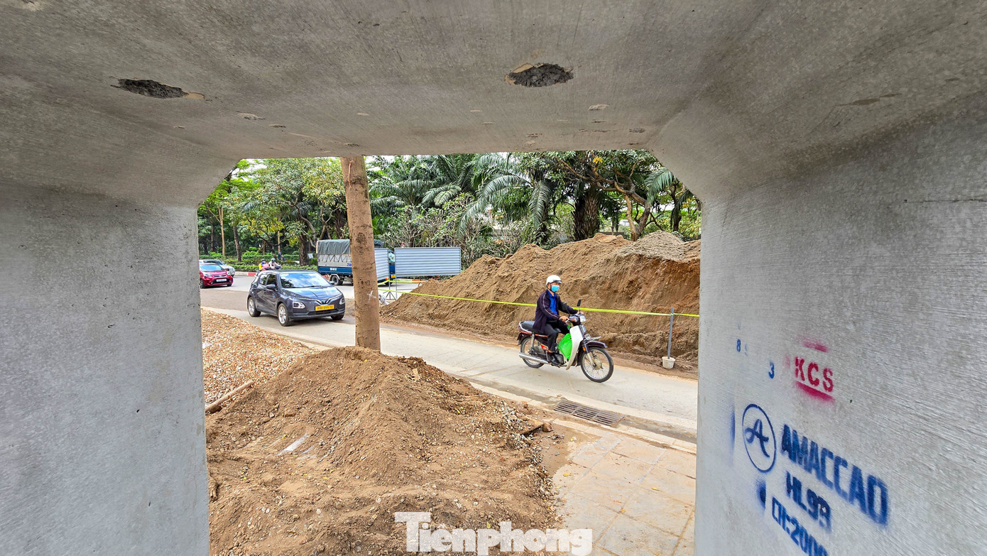 Đào đường, dựng rào chắn thi công cống ngầm khẩn cấp lưu vực Tô Lịch - Tả Nhuệ - Ảnh 7