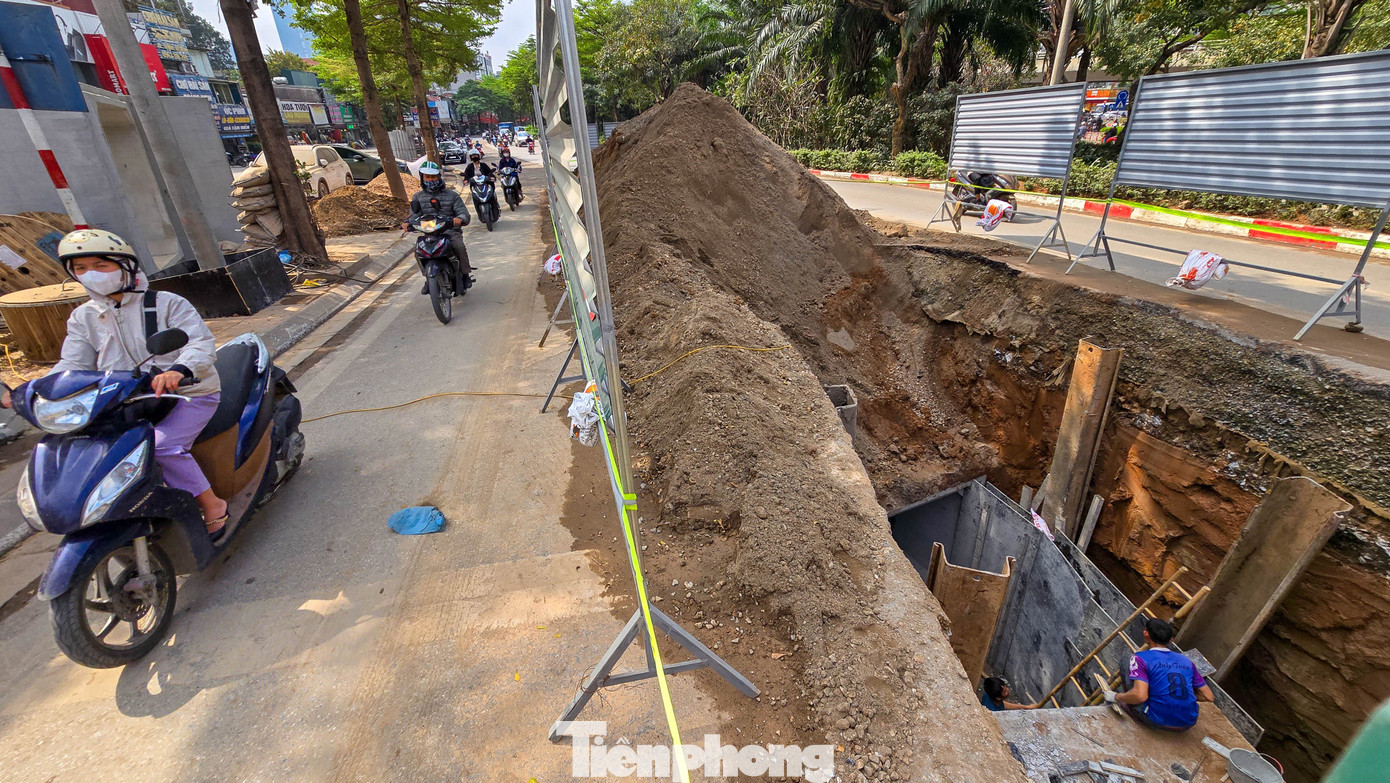 Đào đường, dựng rào chắn thi công cống ngầm khẩn cấp lưu vực Tô Lịch - Tả Nhuệ - Ảnh 6