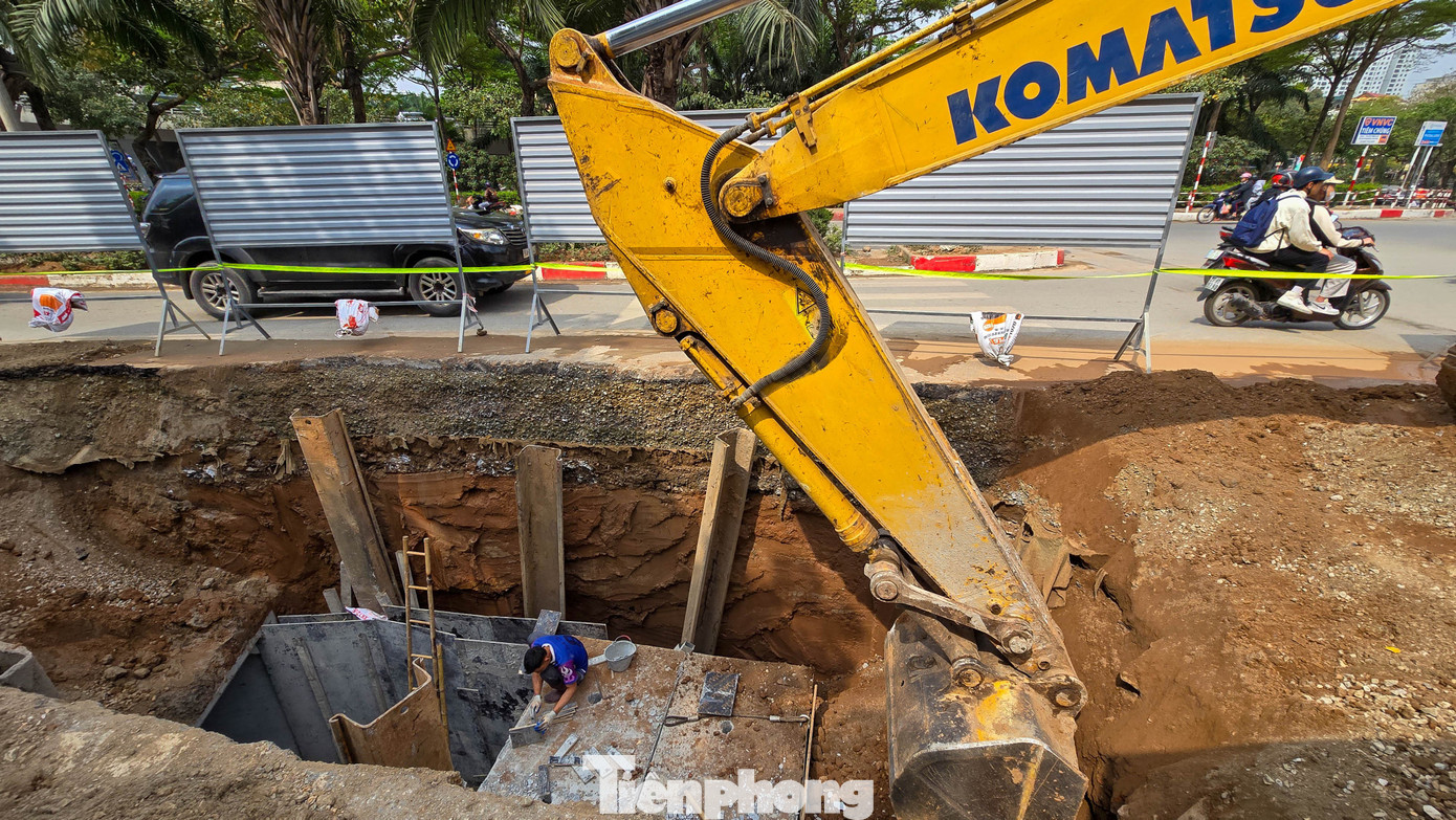 Đào đường, dựng rào chắn thi công cống ngầm khẩn cấp lưu vực Tô Lịch - Tả Nhuệ - Ảnh 5