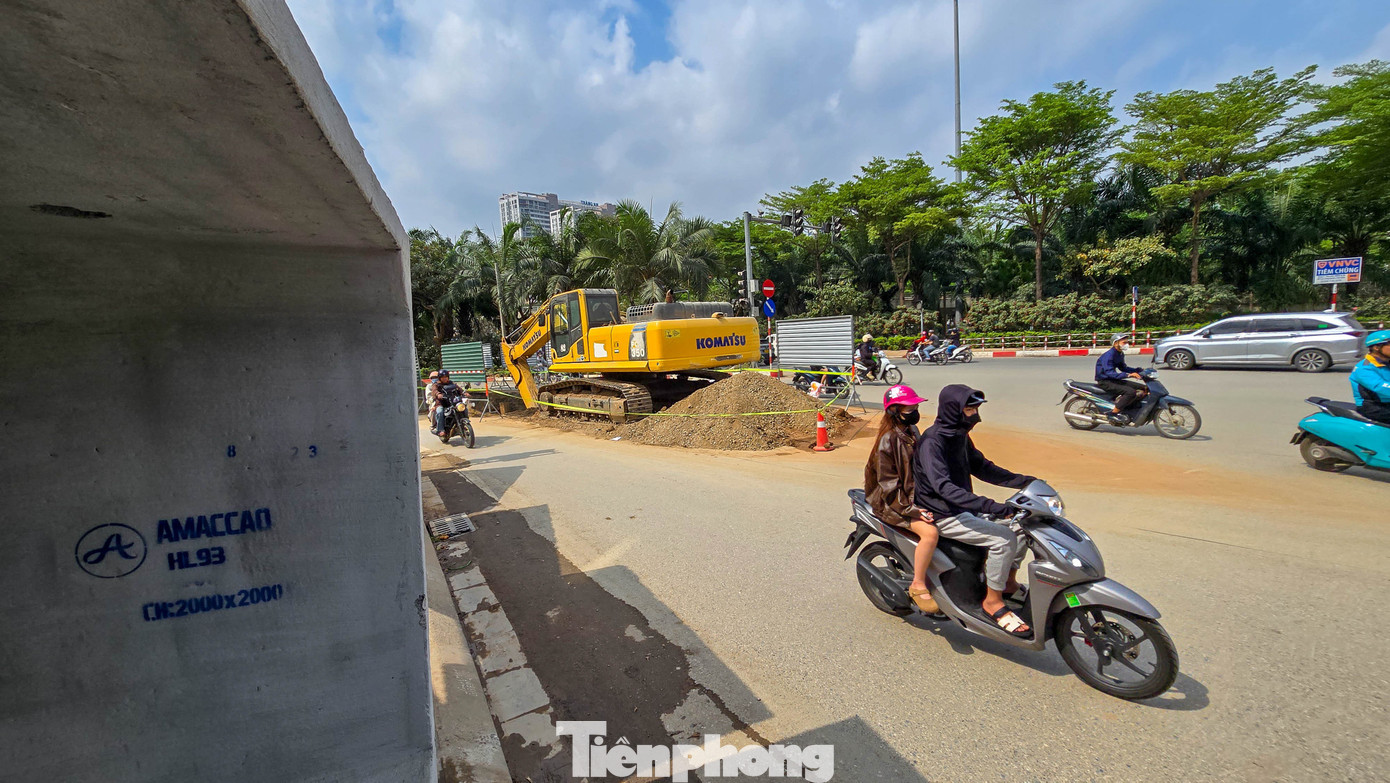 Đào đường, dựng rào chắn thi công cống ngầm khẩn cấp lưu vực Tô Lịch - Tả Nhuệ - Ảnh 10