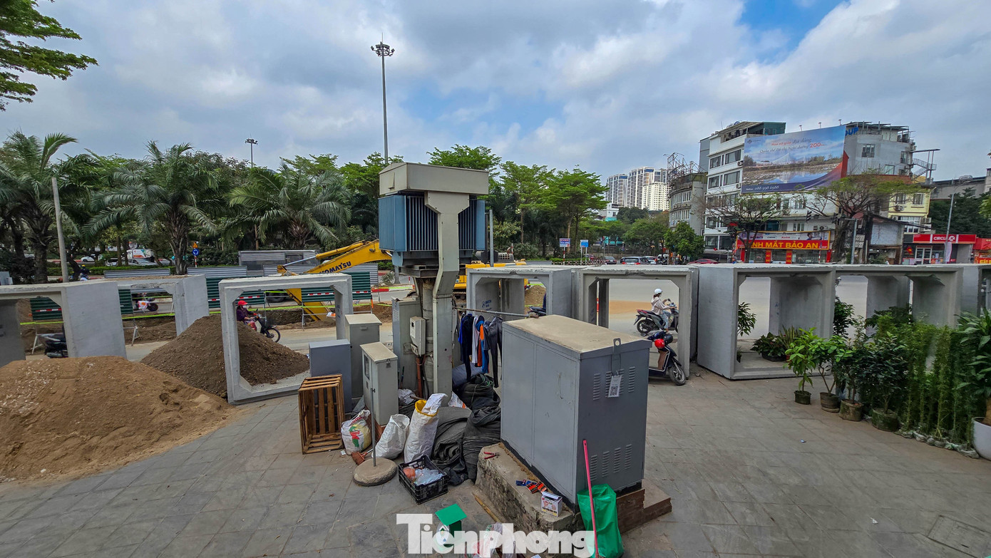 Đào đường, dựng rào chắn thi công cống ngầm khẩn cấp lưu vực Tô Lịch - Tả Nhuệ - Ảnh 1