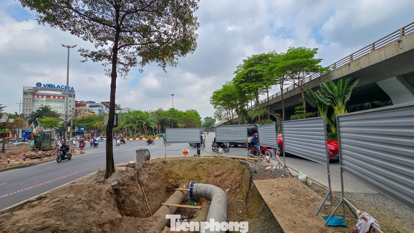 Đào đường, dựng rào chắn thi công cống ngầm khẩn cấp lưu vực Tô Lịch - Tả Nhuệ - Ảnh 9