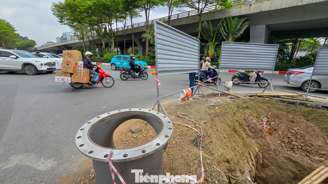 Đào đường, dựng rào chắn thi công cống ngầm khẩn cấp lưu vực Tô Lịch - Tả Nhuệ - Ảnh 13