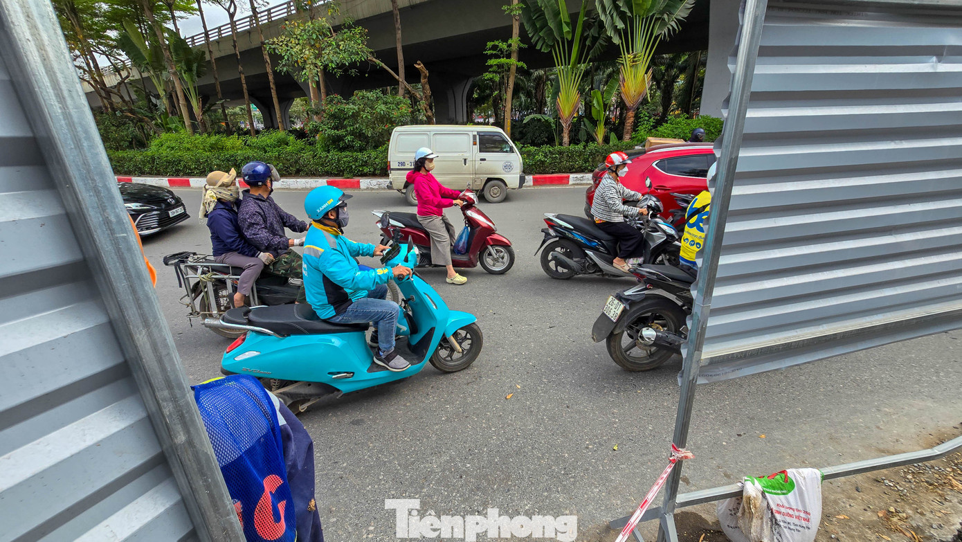 Đào đường, dựng rào chắn thi công cống ngầm khẩn cấp lưu vực Tô Lịch - Tả Nhuệ - Ảnh 11