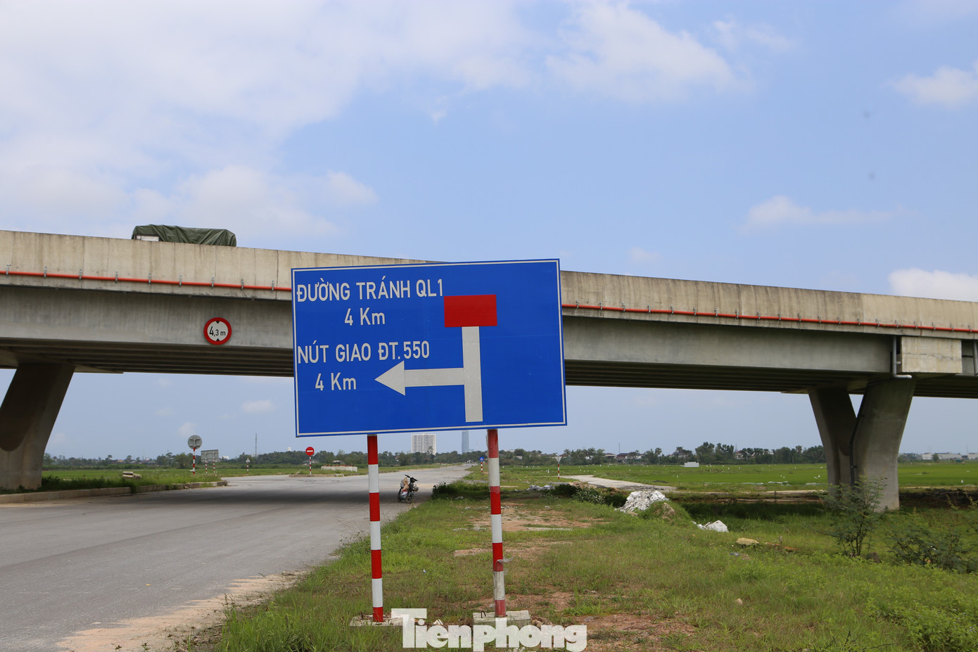 Đường hơn 500 tỷ đồng kết nối cao tốc Bắc - Nam 'đứt đoạn' vì vướng mặt bằng - Ảnh 7