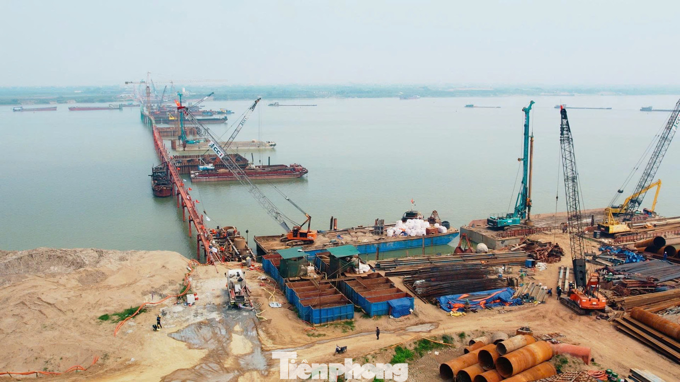Cận cảnh đại công trường cầu Hồng Hà vượt sông Hồng, sau 5 tháng thi công - Ảnh 9
