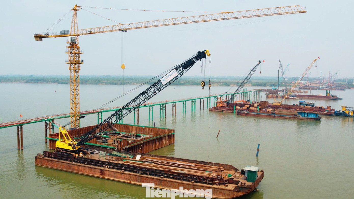 Cận cảnh đại công trường cầu Hồng Hà vượt sông Hồng, sau 5 tháng thi công - Ảnh 4