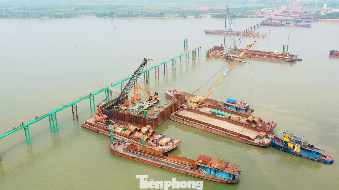 Cận cảnh đại công trường cầu Hồng Hà vượt sông Hồng, sau 5 tháng thi công - Ảnh 3