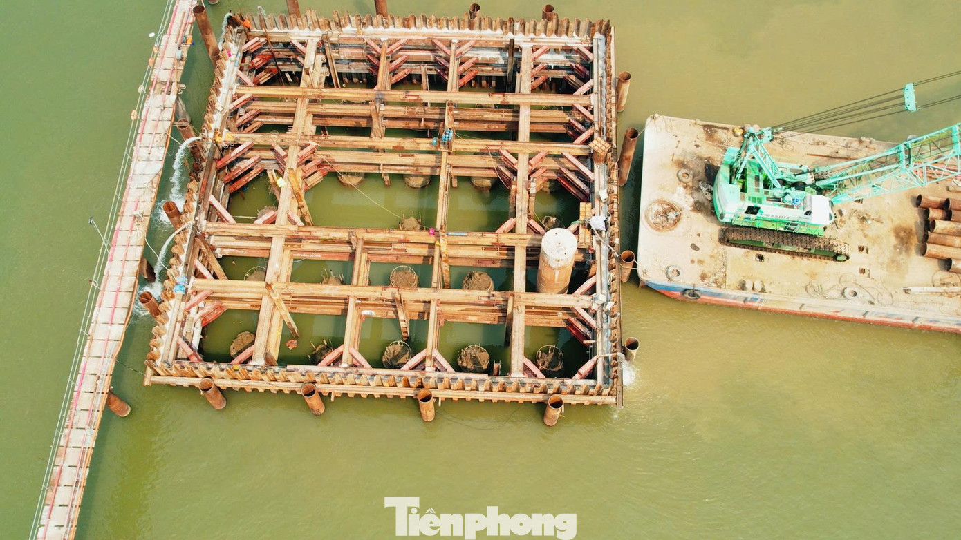 Cận cảnh đại công trường cầu Hồng Hà vượt sông Hồng, sau 5 tháng thi công - Ảnh 7