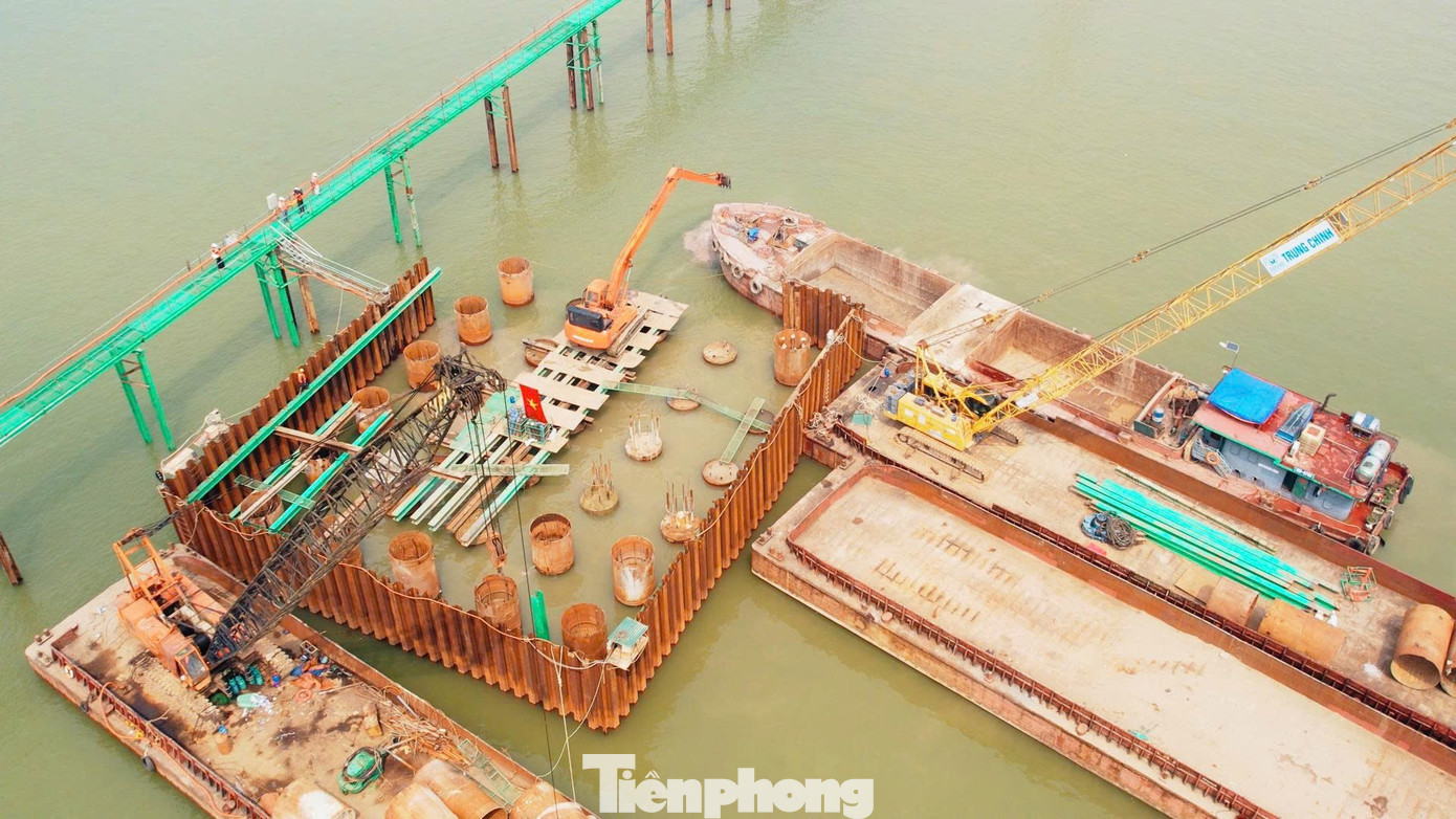 Cận cảnh đại công trường cầu Hồng Hà vượt sông Hồng, sau 5 tháng thi công - Ảnh 5