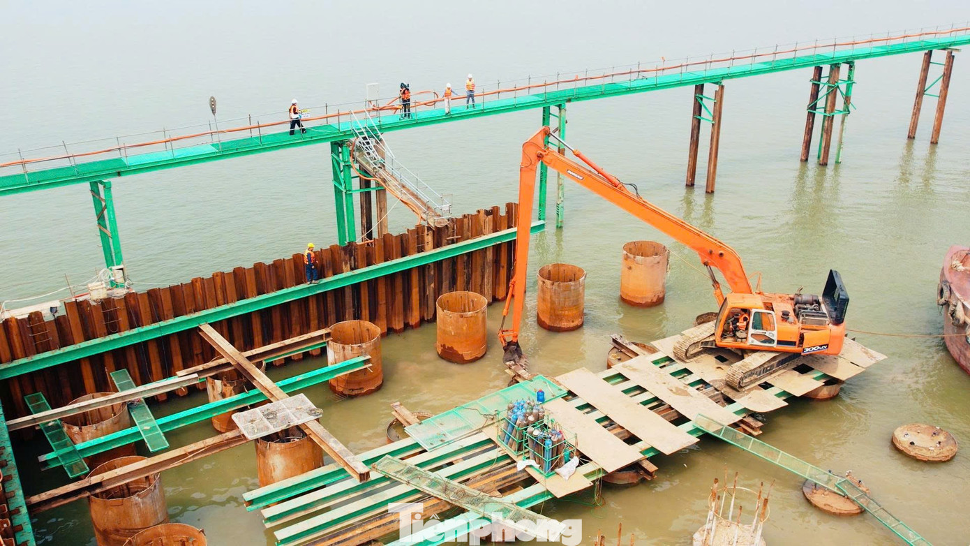 Cận cảnh đại công trường cầu Hồng Hà vượt sông Hồng, sau 5 tháng thi công - Ảnh 6