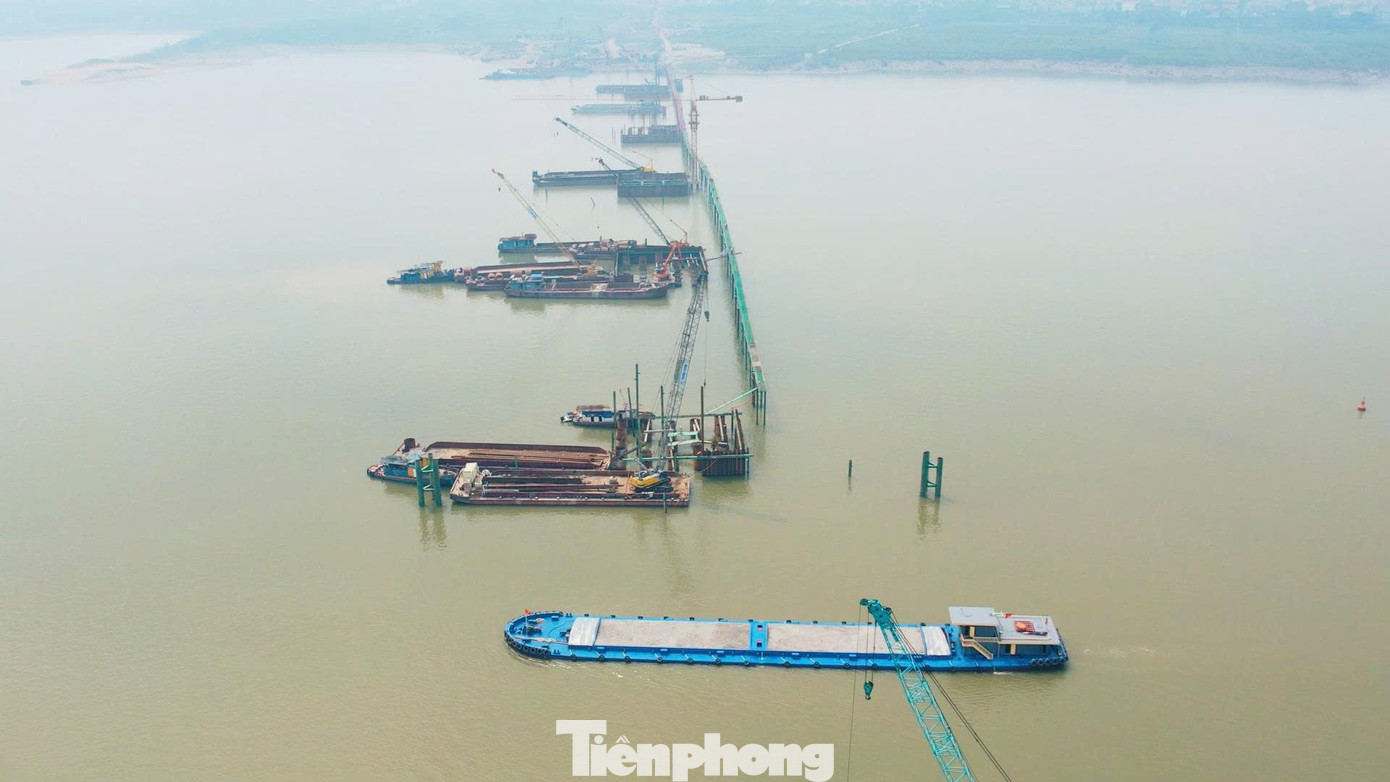 Cận cảnh đại công trường cầu Hồng Hà vượt sông Hồng, sau 5 tháng thi công - Ảnh 2