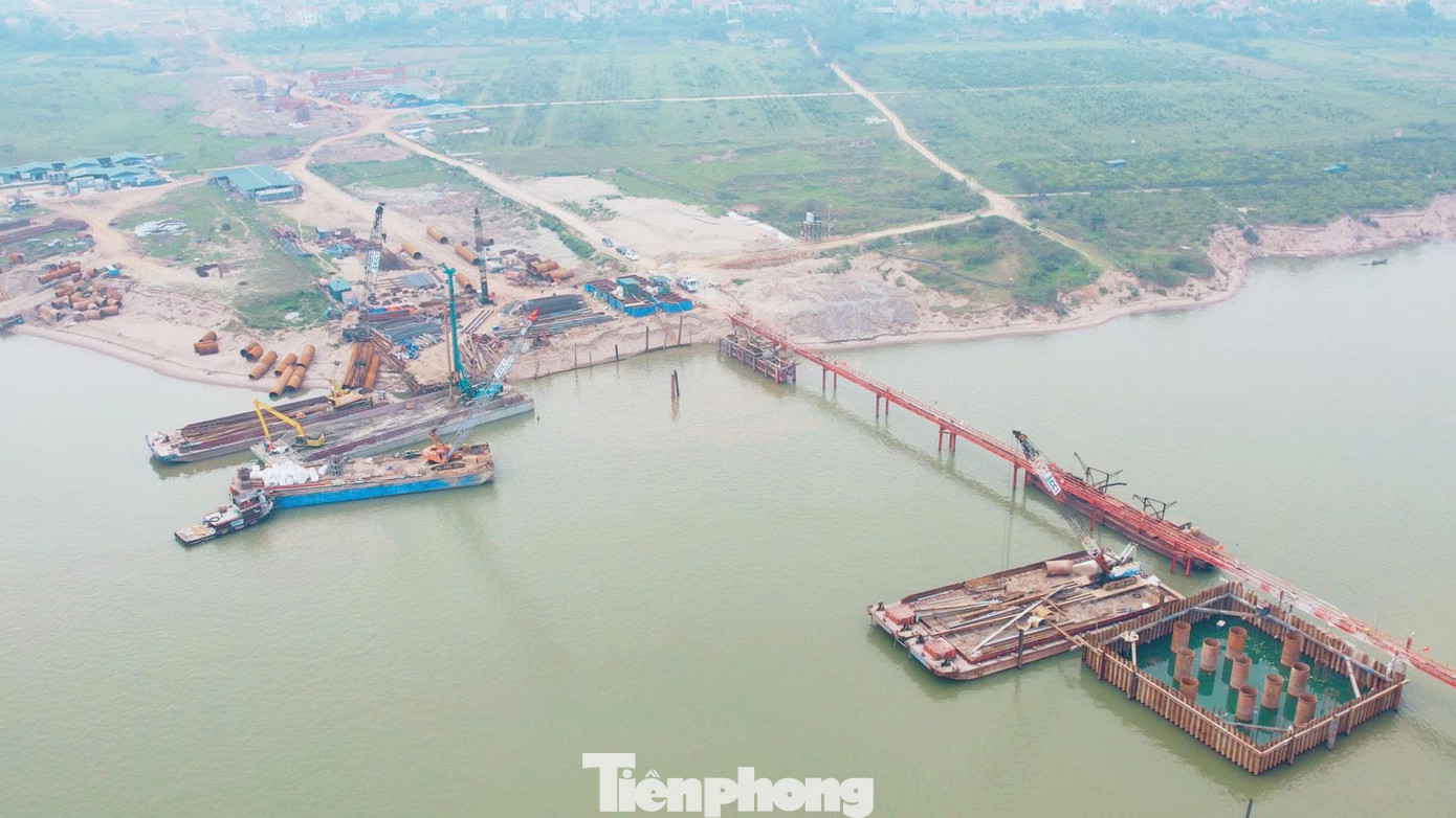 Cận cảnh đại công trường cầu Hồng Hà vượt sông Hồng, sau 5 tháng thi công - Ảnh 1
