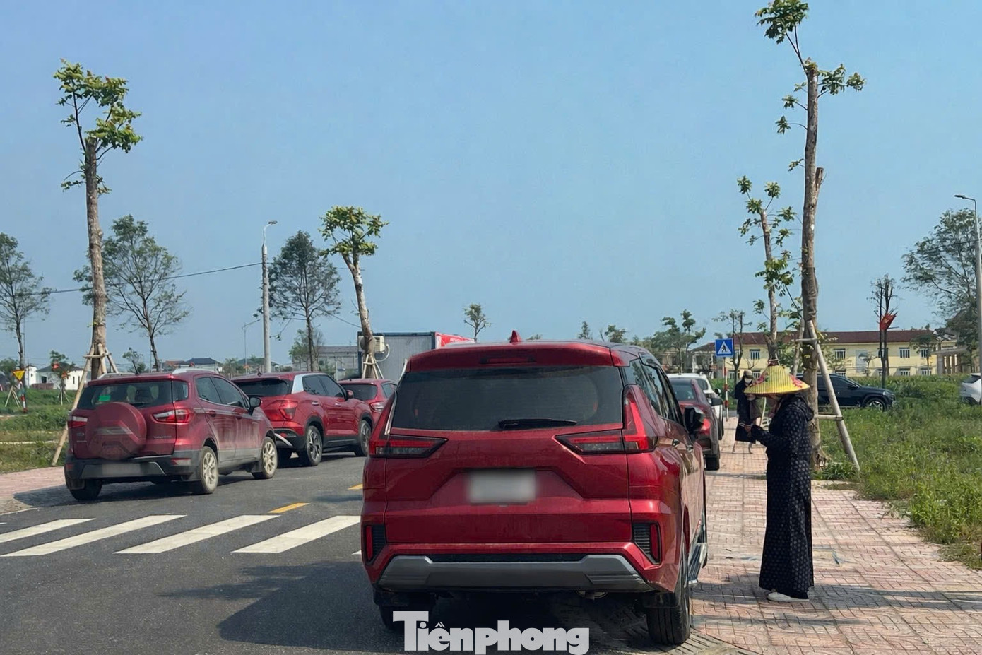 Đất nông thôn vùng quê bất ngờ 'sốt', ô tô đổ về kín đường - Ảnh 1