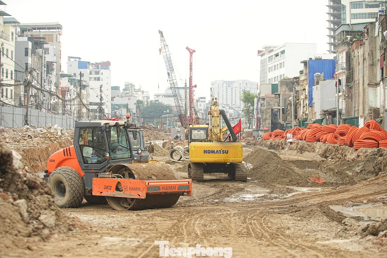 Kiến trúc kỳ dị của những căn nhà mặt đường Vành đai 1 Hà Nội - Ảnh 1