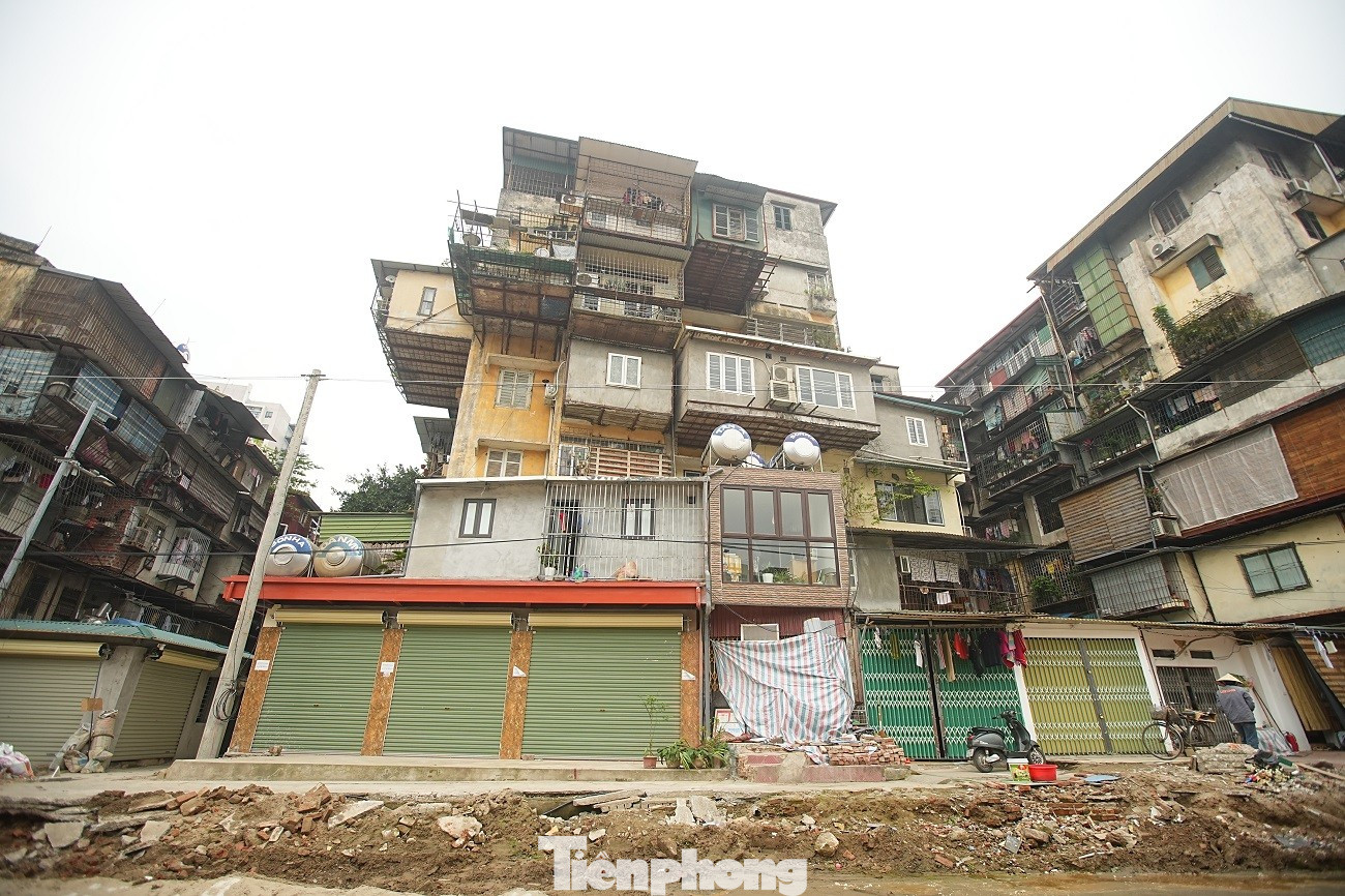 Kiến trúc kỳ dị của những căn nhà mặt đường Vành đai 1 Hà Nội - Ảnh 11