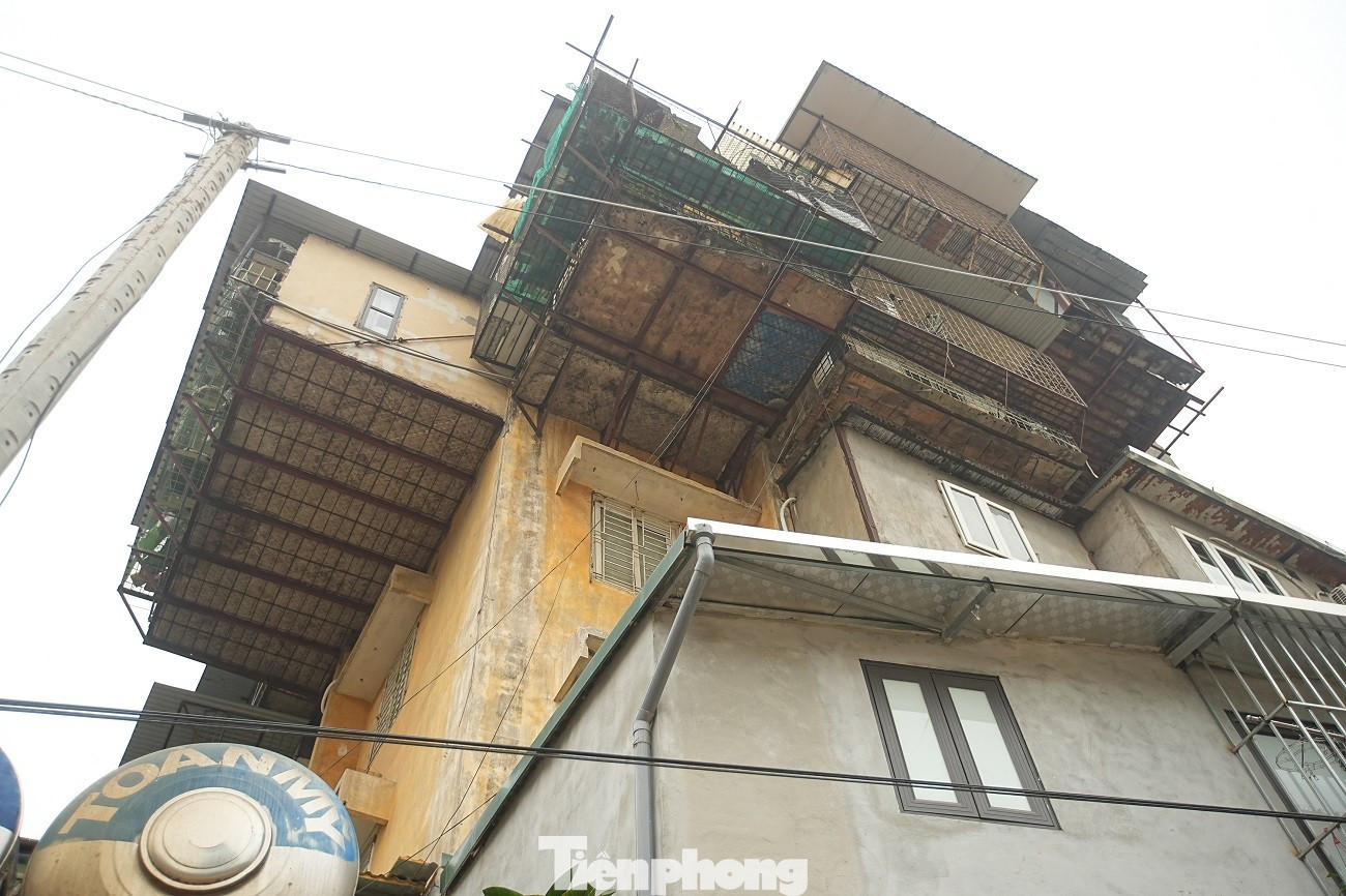 Kiến trúc kỳ dị của những căn nhà mặt đường Vành đai 1 Hà Nội - Ảnh 12