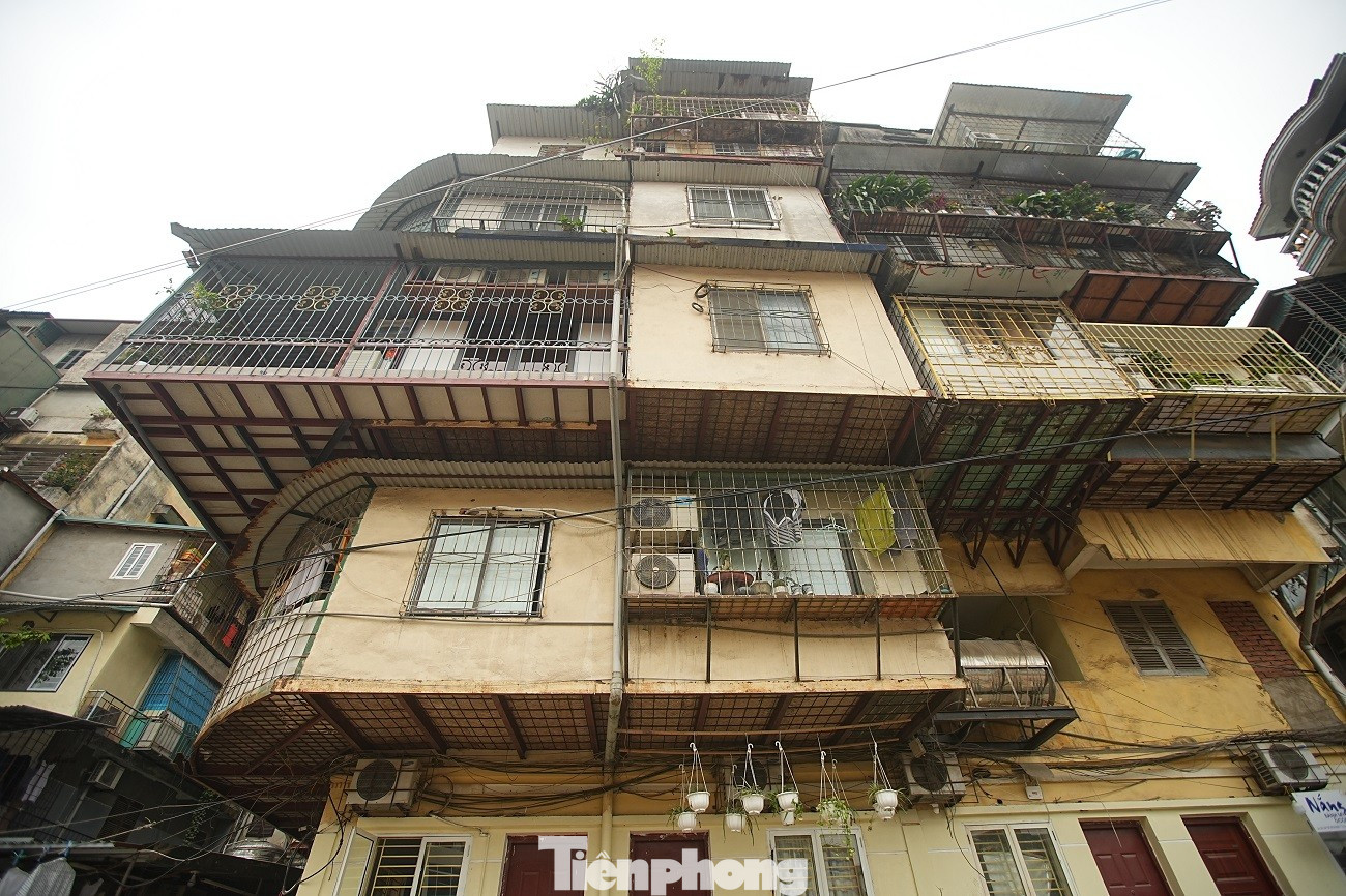 Kiến trúc kỳ dị của những căn nhà mặt đường Vành đai 1 Hà Nội - Ảnh 13