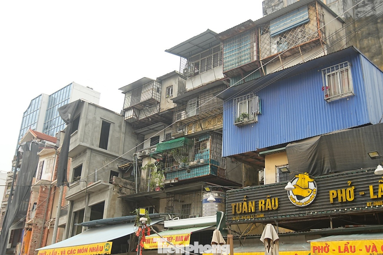 Kiến trúc kỳ dị của những căn nhà mặt đường Vành đai 1 Hà Nội - Ảnh 14