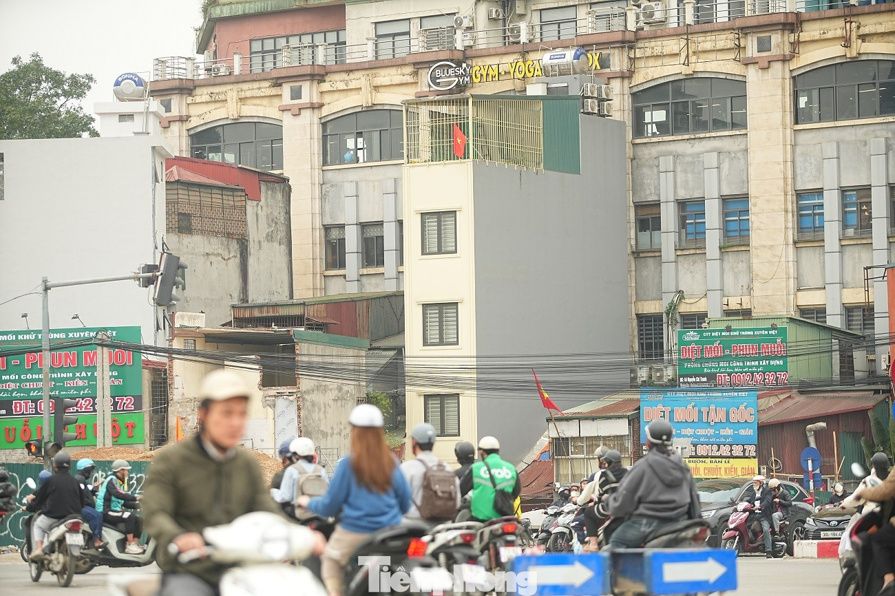 Kiến trúc kỳ dị của những căn nhà mặt đường Vành đai 1 Hà Nội - Ảnh 16