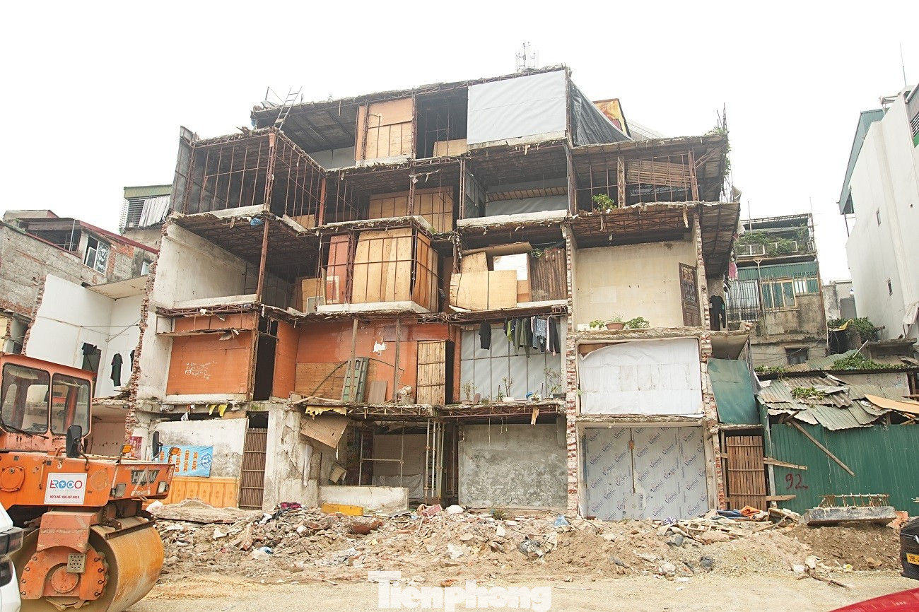 Kiến trúc kỳ dị của những căn nhà mặt đường Vành đai 1 Hà Nội - Ảnh 17