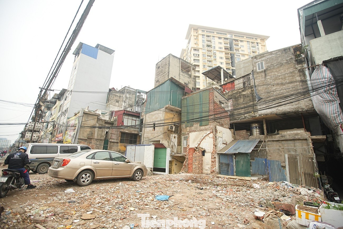 Kiến trúc kỳ dị của những căn nhà mặt đường Vành đai 1 Hà Nội - Ảnh 21