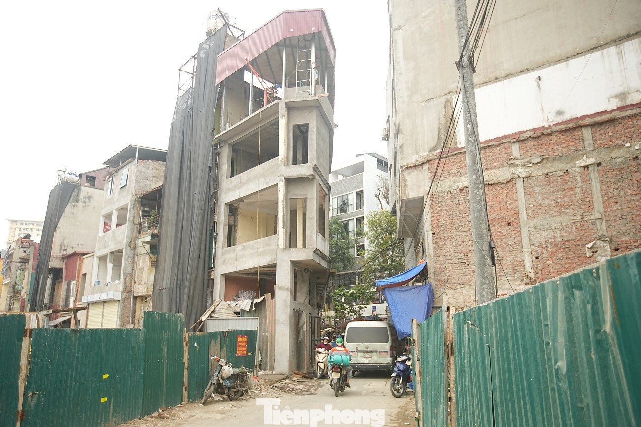 Kiến trúc kỳ dị của những căn nhà mặt đường Vành đai 1 Hà Nội - Ảnh 4