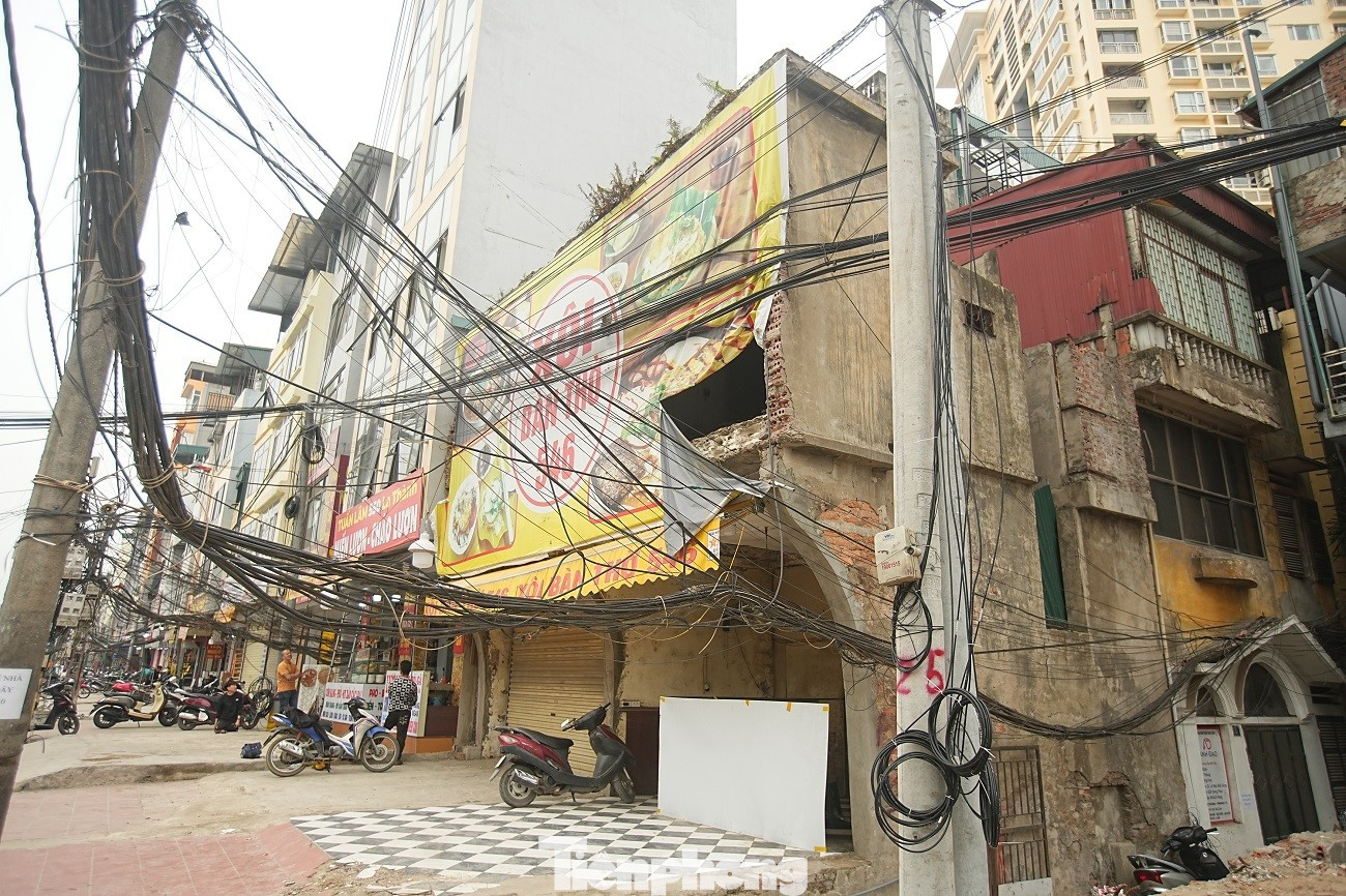 Kiến trúc kỳ dị của những căn nhà mặt đường Vành đai 1 Hà Nội - Ảnh 5