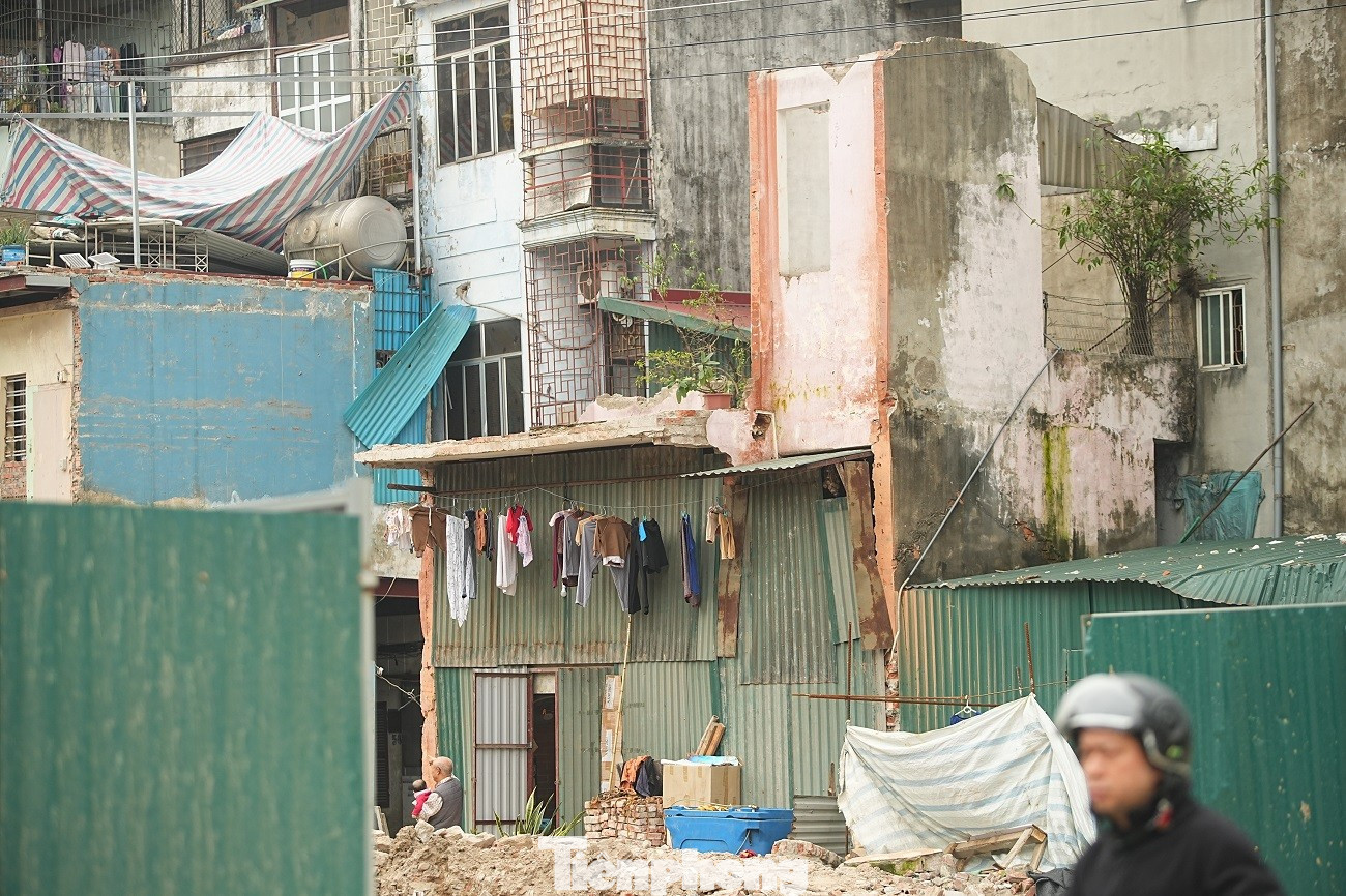 Kiến trúc kỳ dị của những căn nhà mặt đường Vành đai 1 Hà Nội - Ảnh 6